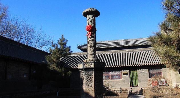 石像门口与城门旗杆
