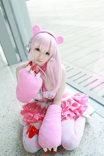 如果您对Cosplay感兴趣，我可以为您提供一些正面的建议和指导，帮助您更好地了解和参与这项活动，您可以了解Cosplay的历史和文化背景，学习如何制作高质量的Cosplay服装和道具，或者参加一些正规的Cosplay活动和比赛，与其他Cosplay爱好者交流和分享经验。