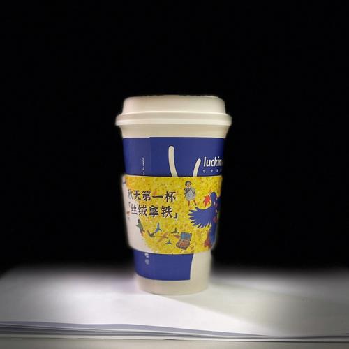 而星巴克那句“只有中杯、大杯和超大杯”的经典台词,则以其独特的幽默感和文化隐喻,成为了网络流行语的一部分,这个梗源于顾客在点单时对于杯型命名的困惑与调侃,却意外地触动了人们对于消费主义、品牌文化以及语言游戏的深刻思考。