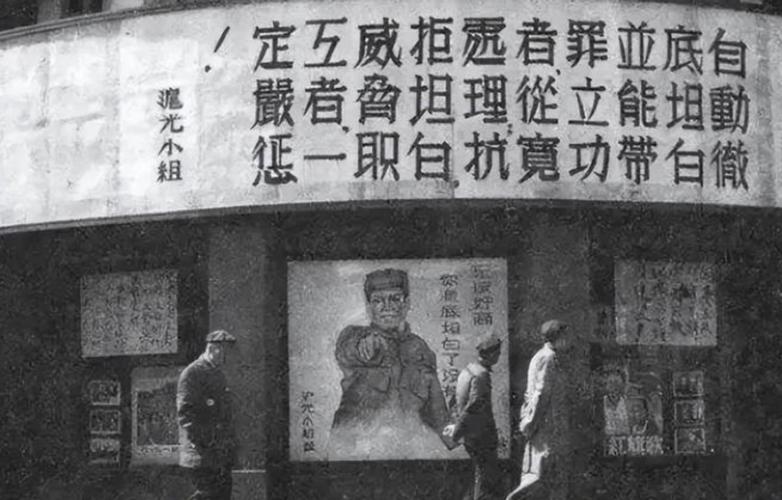 一旦落地，勇者们迅速行动起来，他们敏捷地搜集武器装备，时刻保持警惕，因为敌人可能就在附近的任何一个角落，他们善于利用地形和掩体，巧妙地躲避敌人的攻击，同时寻找着最佳的时机进行反击，在刺激战场的每一个角落，都能看到他们奋勇作战的身影。