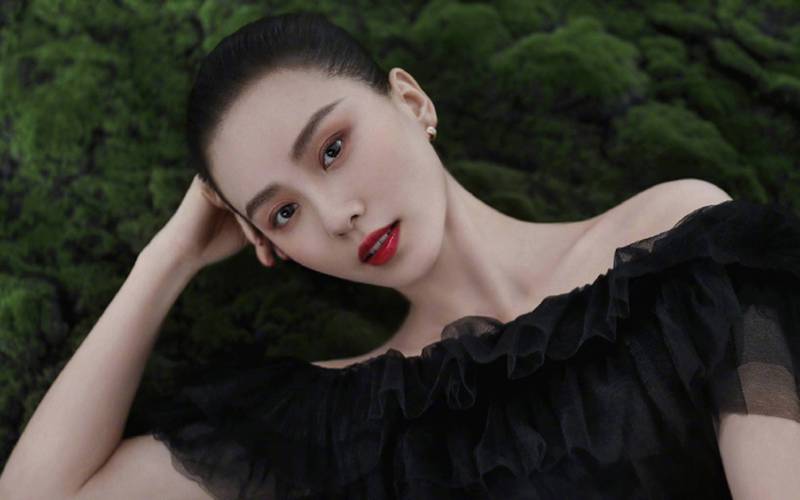 在这个看似光鲜亮丽的娱乐圈中,周文菁像一股清流,用自己的行动传递着正能量,她告诉我们,成功并不是通过潜规则获得的,而是通过不断的努力和坚持赢得的,她的故事将激励更多的人在追求梦想的道路上坚守原则、保持初心,勇往直前。