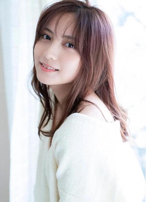 在这个意义上,周文菁不仅是一个娱乐圈的新星,更是一个坚守原则、勇于挑战不公规则的斗士,她的故事将激励更多的人勇敢地面对挑战,坚持自己的信念和原则,走出一条属于自己的道路。