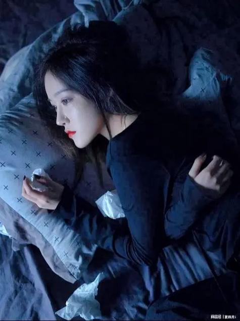 还有一次,她遇到了一个对魔法充满执念的少年,少年的疯狂与执着让伊蕾娜陷入了沉思,她开始思考追求力量的边界在哪里,以及这种执念可能带来的后果。
