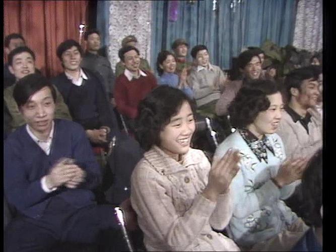 自1983年首次举办以来,央视春晚已陪伴亿万家庭度过了近四十个春节,它不仅仅是一场晚会,更是时代变迁的见证者,文化传承的载体,以及家国情怀的集中展现,2021年,面对全球疫情持续蔓延的特殊背景,央视春晚以更加创新的节目形式、更加丰富的文化内涵、更加贴近民心的内容编排,为全球华人送上了一份特别的“新年礼物”。