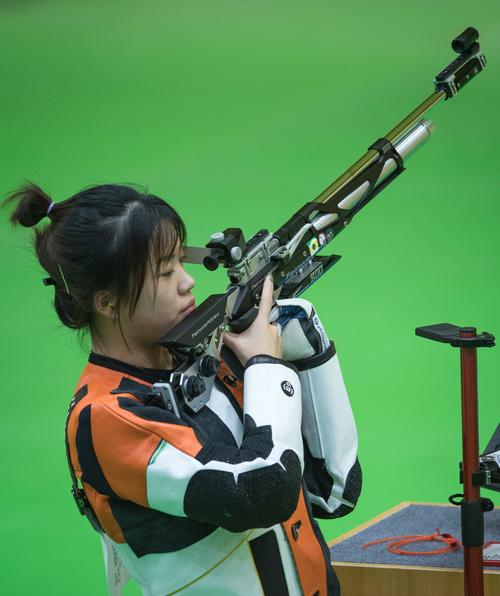 在射击的世界里,奥运冠军杨倩是闪耀的明星;而在电竞领域,无畏契约职业选手李松泰也有着属于自己的辉煌,当这两位来自不同领域的佼佼者相遇,一场关于体验对方项目的精彩对话就此展开。