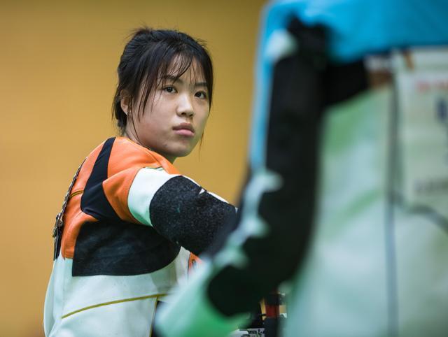 杨倩,这位在奥运赛场上沉稳冷静、百步穿杨的射击冠军,对于体验无畏契约这个游戏项目充满了好奇,她笑着说:“一直以来我都专注于射击运动,对于电竞游戏的了解相对较少,但当我听说李松泰在无畏契约项目中的出色表现时,我就特别想知道,在那个虚拟的战场上,是什么样的挑战和乐趣在等待着。”