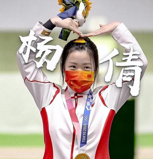 他们互相交流着彼此项目中的困难与挑战,杨倩提到射击训练的枯燥和长期坚持的不易,而李松泰也讲述了电竞比赛中高强度的对抗和面临的巨大竞争压力。
