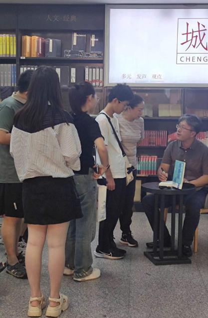 通过这次体验和交流,杨倩和李松泰都对彼此的领域有了更深刻的理解和尊重,他们意识到,无论是射击还是电竞,都有着自己独特的魅力和价值。