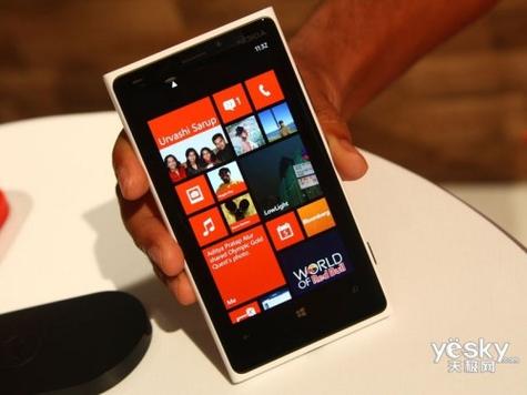 在Windows Phone阵营中,诺基亚Lumia 920无疑是2012年的明星产品,这款手机不仅拥有出色的硬件配置,如4.5英寸PureMotion HD+显示屏、1.5GHz双核处理器和870万像素摄像头,还首次引入了PureView技术,极大地提升了拍照效果,Lumia 920还配备了无线充电、城市万花筒等创新功能,为用户带来了前所未有的使用体验,虽然Windows Phone系统在当时并未占据主流市场,但Lumia 920的出色表现仍然让人难以忘怀,我虽然没有亲自使用过Lumia 920,但对其独特的设计和强大的拍照能力一直抱有浓厚的兴趣。