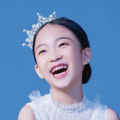 故事的主人公,我们姑且称他为李明(化名),自幼便对芭比娃娃的世界充满了无限向往,在那个色彩斑斓、充满幻想的国度里,芭比不仅是美丽的代名词,更是完美与幸福的象征,随着年岁的增长,这份对芭比的痴迷非但没有减退,反而在李明心中生根发芽,逐渐演变成了一种对自我形象的极致追求,他梦想着,有朝一日能像芭比一样,拥有无瑕的容颜、完美的身材,以及那份能够给予爱人无尽幸福的能力。