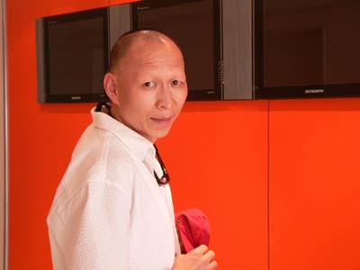 李明所做的一切,都是为了成为他女友心中的那个“完美男友”,他深知,在爱情的世界里,没有绝对的标准来衡量一个人的好坏,但他愿意用自己的方式,去表达那份深沉的爱意,他希望通过自己的改变,能够给予女友更多的安全感、幸福感和惊喜,在他看来,爱一个人,就是要成为她最坚实的依靠,最耀眼的星光,无论外界如何评判,他都将坚定不移地守护在她身旁。