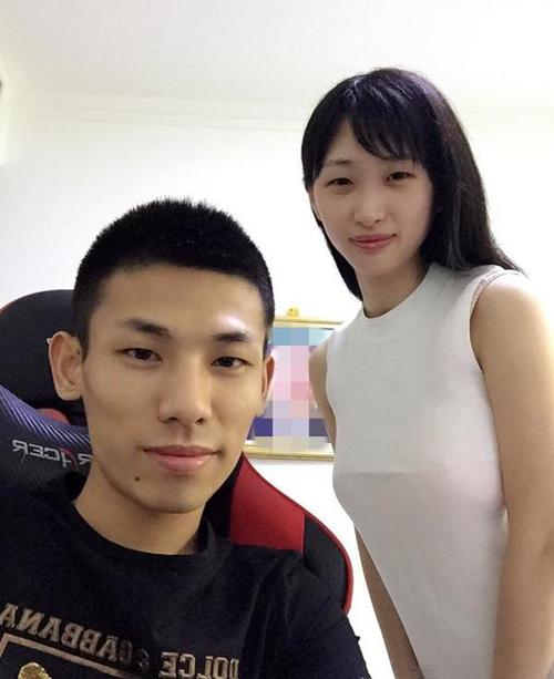 直播界再次掀起波澜,知名主播旭旭宝宝与超管之间发生了激烈冲突,这一事件迅速引发了广泛的关注和热议。