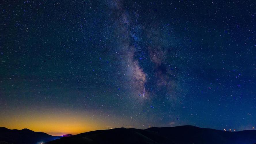 在电子游戏世界的浩瀚星空中,《莎木》系列犹如一颗璀璨而神秘的星辰,以其独特的叙事风格、深邃的文化底蕴以及对细节的极致追求,赢得了无数玩家的心,随着《莎木3(Shenmue 3)》最新唯美预告片的发布,这股跨越时空的怀旧风潮再次被掀起,而这次,它带着我们走进了一个融合了绿洲的宁静、月光的温柔与萤火虫梦幻之舞的奇幻世界。