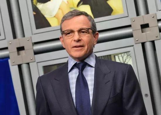 随着争论的持续发酵,迪士尼首席执行官鲍勃·伊格尔(Bob Iger)也亲自下场,加入了这场“内战”,伊格尔在公开场合表达了对漫威电影业务的坚定支持,他坦言:“电影发行业务或戏剧展演业务并不总是赚钱的,但当影院经营电影时,只要做得好,就能从中赚取大量利润,进而支持公司拍摄其他可能不那么成功的电影,满足不同地方观众的多样化需求。”这一观点不仅为漫威电影辩护,也揭示了电影产业背后的商业逻辑和生存法则。