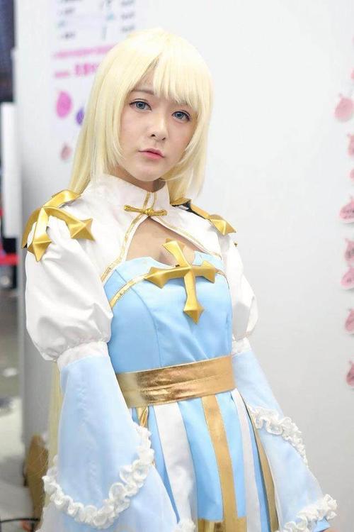 徐娇的这次COSPLAY之所以能引起如此大的轰动,除了角色选择的颠覆性外,更在于她对每一个角色的深刻理解与精准诠释,从每一个眼神的流转到每一个动作的拿捏,都能感受到她对角色的用心与投入,尤其是那些需要高度还原原作细节的角色,徐娇更是下足了功夫,无论是服装道具的定制,还是妆容发型的设计,都力求完美复刻,让人仿佛置身于原作的世界之中。
