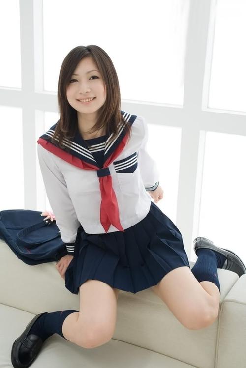 石井香织作为一位公众人物,其发布的每一张写真都可能成为公众关注的焦点,这组校园制服写真,以其独特的视角和表现形式,无疑在一定程度上挑战了传统的审美和道德观念,我们也需要认识到,艺术表达,尤其是摄影这种媒介,往往旨在捕捉瞬间的美感和情感,可能并不总是符合大众普遍认可的道德标准。