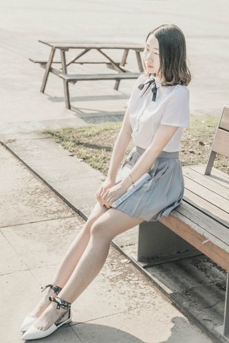 在探讨校园制服写真这类话题时,尤其需要注意到其中涉及的特定文化和社会背景,在日本文化中,对于美的追求往往有着独特的理解和表达方式,而校园制服作为一种文化符号,往往承载着青春、活力和某种程度上的性暗示,这种结合在某种程度上可能加剧了公众对此类作品的关注和争议。