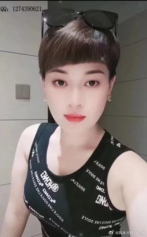 对于石井香织的校园制服写真,我们应该以更加开放和包容的心态来审视,我们可以欣赏其艺术上的创新和尝试,但同时也要明确,艺术表达不应成为挑战公众道德底线的工具,在维护个人艺术自由的同时,我们也应尊重他人的感受,共同营造一个健康、和谐的社会环境。