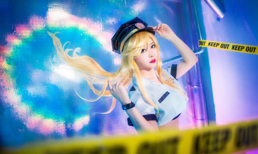《吊带袜天使》美少女COS图集(6)之所以引人入胜，正是因为它成功地将可爱与性感这两种看似矛盾却又相辅相成的元素完美融合在了一起，这种融合不仅体现在角色形象的塑造上，更渗透到了整个图集的氛围之中，每一幅作品都像是一幅精心布置的画卷，既有着童话般的梦幻色彩，又不失成人世界的成熟韵味，COSER们的精彩演绎，更是让这份融合变得生动而具体，让人在欣赏的过程中，既能感受到那份纯真的快乐，又能品味到一丝丝微妙的情愫。
