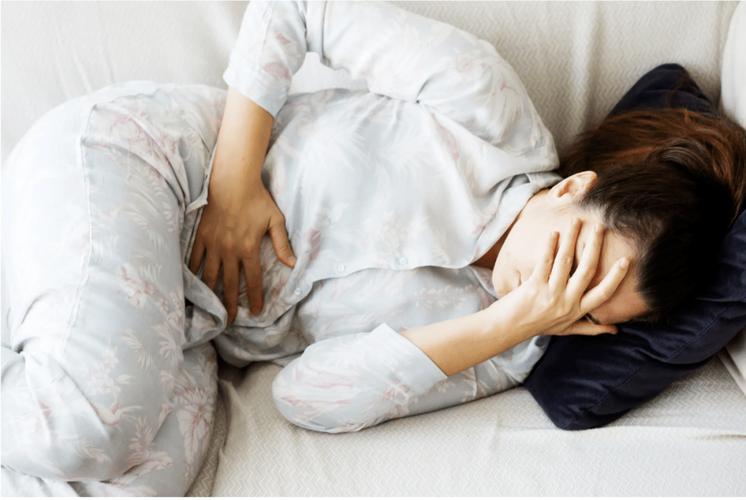 在一次偶然的交流中,程女士听说劳累有助于睡眠,于是她决定尝试这一方法,她自制了一个沙袋,每天强迫自己扛起重物,时间逐渐增加到12小时,对她而言,这几乎成了生活的全部,如果某天没有达到这个“劳累度”,她就会焦虑不安,担心晚上会再次失眠,这种极端的自我折磨,让人不禁感叹:在现代社会,睡眠竟成了如此难以企及的奢望。