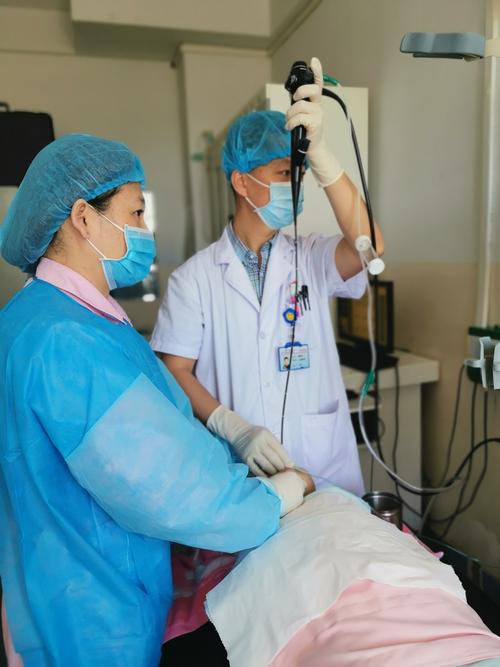 淮安市第三人民医院的睡眠医学中心接收了程女士,并对其进行了全面的病情评估,医生们通过多导睡眠监测等手段,详细分析了她的睡眠质量,并制定了针对性的治疗方案,除了药物治疗外,还辅以暗示、松弛、认知行为疗法等心理治疗,以及脑反射治疗、穴位贴等物理治疗手段,经过近三个星期的综合治疗,程女士的病情得到了明显好转,她终于能够安静地睡上九个多小时,食欲和心情也逐渐恢复。