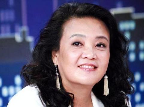 每一次深入梦境,都是对姐妹俩意志与智慧的极限挑战,吉娜凭借她的勇敢与果断,无数次带领莉娅突破重围;而莉娅则以其敏锐的直觉和温柔的力量,治愈着彼此的心灵创伤,成为吉娜最坚实的后盾,她们相互扶持,共同成长,在扭曲梦境的磨砺下,逐渐学会了如何驾驭自己的内心,将恐惧转化为前进的动力。