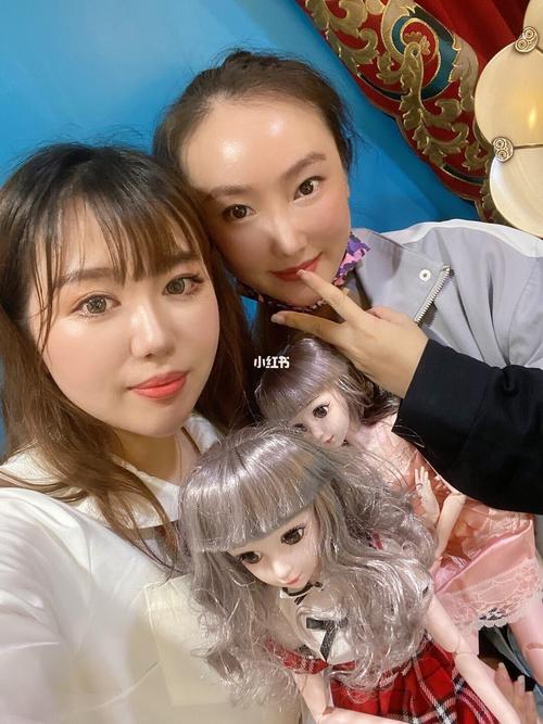 引人入胜的剧情故事：游戏剧情跌宕起伏，充满悬念与反转，玩家在探索岛屿的过程中，会逐渐揭开美少女们的身世之谜，以及岛屿背后的巨大阴谋，剧情的深入发展不仅推动了游戏的进程，也让玩家对角色和故事产生了更深的情感共鸣。