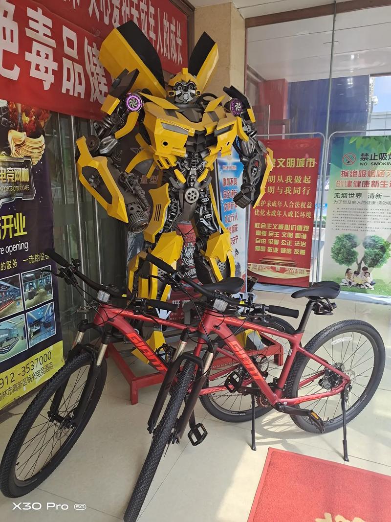 对于真正的电竞勇士而言,挑战永无止境,当《星际争霸II》以其更加复杂的经济体系、多变的战术策略以及深邃的宇宙背景吸引全球玩家时,Grubby也感受到了这份来自星辰大海的召唤,他深知,从War3到星际争霸2,不仅仅是游戏机制的转变,更是对自我认知、战术思维乃至心态的全面重塑,但正是这份对未知的好奇与渴望,让他毅然决然地踏上了新的征途。