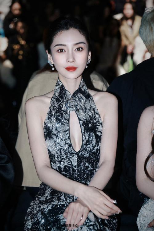 在众多亮点中,Angelababy同款时装【霜迟】的上线无疑是最受瞩目的,这款时装以白色为主色调,完美融合了东方韵味与前卫设计,不仅勾勒出角色的曼妙身姿,更通过精致的细节设计和黑色的折扇增添了一份儒雅的气质,回想起Angelababy在游戏中那一袭霜迟的惊艳亮相,无数玩家都被其独特的美感和气质所吸引,这款时装正式登陆《天谕》,让每一位玩家都有机会亲身体验这份来自明星的时尚魅力。