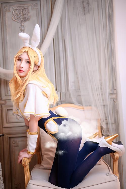 除了对原作的忠实还原,许多COSER还会在COSPLAY中加入自己的创意与个性,使得兔女郎的形象更加丰富多彩,有的COSER会选择在场景布置上下功夫,营造出与游戏背景相符的氛围;有的则会通过独特的动作设计或表情演绎,赋予角色新的生命力,这些创意与个性的展现,不仅让兔女郎COS更加生动有趣,也让观众在欣赏的过程中感受到了COSER们的才华与热情。