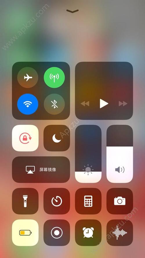 苹果还在折叠屏手机的软件生态上进行了深度布局,iOS系统和生态一直是iPhone的核心竞争力之一,苹果将充分利用这一优势,为折叠手机打造专属的应用生态,无论是日常使用的社交软件、办公软件还是娱乐软件,都将针对折叠屏幕进行优化,提供更加便捷、高效的使用体验。