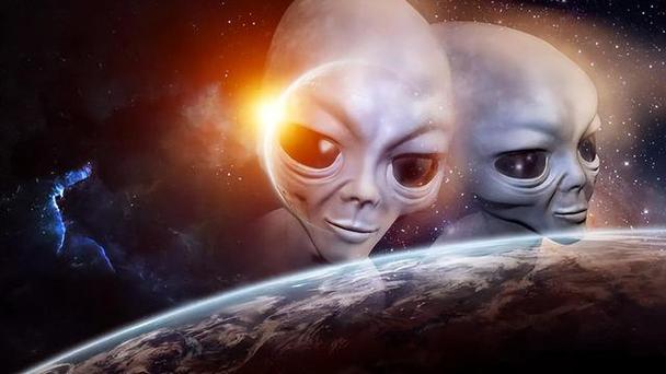 在浩瀚无垠的宇宙探索史中,人类对于未知的好奇与向往从未停歇,自古以来,关于外星生命的传说与猜测便如同夜空中最亮的星,既遥远又引人遐想,而近期,一则震撼全球的消息如同陨石般划破天际,前美国总统巴拉克·奥巴马在一次非公开访谈中的惊人言论被泄露,他亲口证实美军确实目击到了不明飞行物(UFO),并坦言:“有些外星人秘密,我不能说……”这一言论瞬间点燃了全球对于外星文明存在与否的热烈讨论,也让我们不得不重新审视那些曾经被视为荒诞不经的UFO事件。