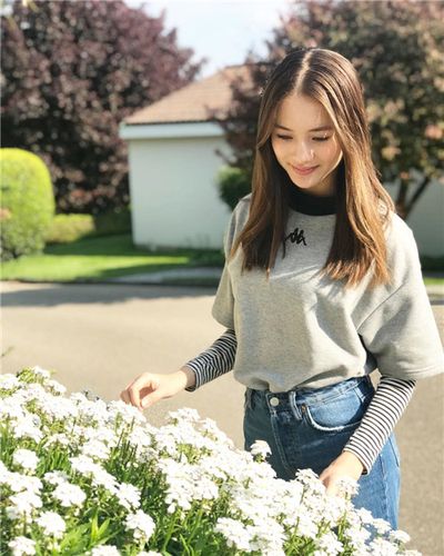 Sakura Kirsch的混血血统,为她赋予了与众不同的外貌特征,她的面容,既有东方人的精致细腻,又融合了西方人的立体深邃,这种独特的结合,让她在人群中显得格外耀眼,而最引人注目的,莫过于那双仿佛能说话的眼睛——深邃的眼眸中,闪烁着智慧与温柔的光芒,每一次凝视,都像是在进行一场心灵的对话,让人不由自主地想要靠近,探寻那背后的故事。