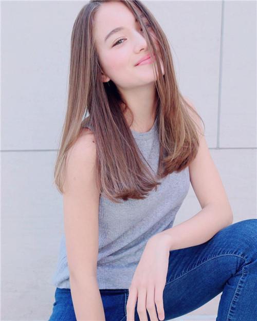 除了令人心动的外貌,Sakura Kirsch还是一位多才多艺的少女,她不仅在模特界崭露头角,以其独特的气质和表现力赢得了众多品牌的青睐;在音乐、舞蹈等领域也展现出了非凡的才华,每当她站在聚光灯下,无论是优雅地走在T台上,还是激情四溢地演唱、跳舞,都能瞬间成为全场的焦点,她的每一次表演,都是对美的极致追求,也是对自我边界的不断突破,让人不禁感叹于她的才华与勇气。