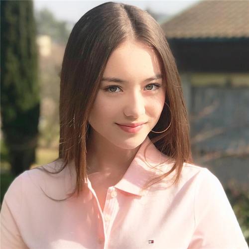 Sakura Kirsch,这位拥有深邃电眼、令人心动的混血美少女,用她的独特魅力与不懈努力,在人生的舞台上书写着属于自己的传奇,她的美,不仅仅是外在的容颜与才华,更是内在的品质与精神的体现,在未来的日子里,相信她会继续以更加耀眼的姿态,照亮更多人的心灵,成为那个永远让人心动不已的美丽传说。