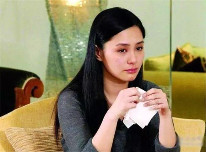 “艳照门”事件对阿娇的打击同样巨大,她一度陷入深深的自我怀疑与恐惧之中,在家人、朋友以及粉丝的支持下,阿娇没有选择逃避,而是勇敢地站出来,面对过去,拥抱未来,她通过参与公益活动、发行新专辑、拍摄影视作品等多种方式,逐渐找回了自信与笑容,特别是近年来,阿娇在演艺事业上的表现愈发亮眼,不仅演技得到了认可,更在时尚领域展现出独特的魅力,她的经历告诉我们,无论遭遇多大的挫折,只要心中有光,就能照亮前行的道路。