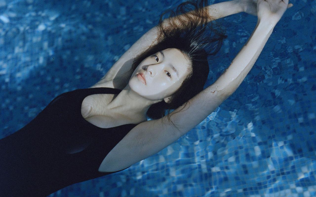 泳装写真:青春与美的定格