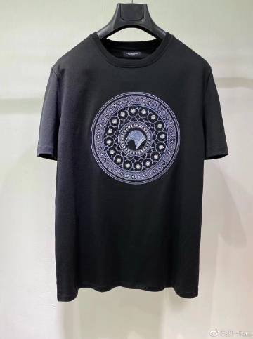 随着剧情的深入,《时光织梦者》开始逐步展现其独特的魅力,林悠的每一次穿越,都是对人性的一次深刻探讨,他回到了童年,见证了父母为了家庭默默付出的艰辛,学会了感恩与理解;他回到了朋友的生日聚会,弥补了因误会而错过的祝福,学会了沟通与宽容;他甚至回到了自己决定放弃梦想的那一刻,重新找回了那份对梦想的执着与热爱,这些看似老套的情节,却因为对人物内心世界的细腻描绘,以及对情感的真实刻画,而变得异常动人。