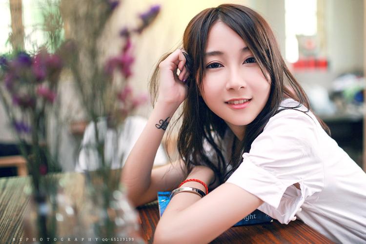 这十年间,铃木富美奈经历了从青涩少女到成熟艺术家的蜕变,她的音乐风格逐渐丰富多元,从最初的清新民谣,到后来的流行摇滚,再到尝试电子、爵士等多种元素,每一次尝试都是对自我边界的突破,她也积极参与音乐创作,将自己的生活感悟和情感融入歌曲之中,使得每一首歌都充满了故事性和感染力。