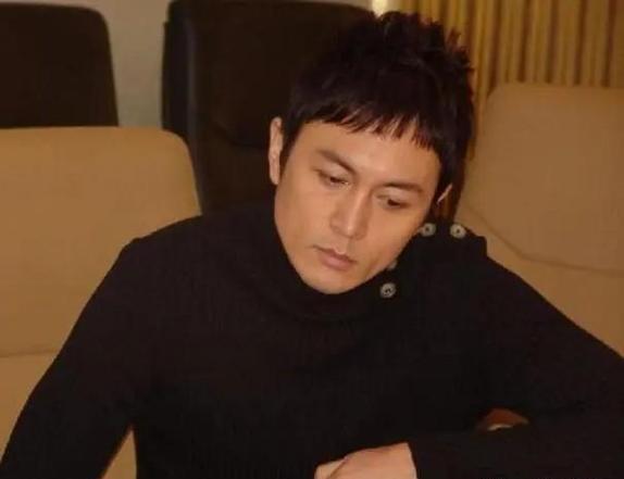 作为一位公众人物,铃木富美奈始终不忘回馈社会,她积极参与各类公益活动,用音乐为需要帮助的人们带去温暖与希望,无论是为灾区募捐的义演,还是为儿童教育基金会的献唱,铃木富美奈都用自己的行动诠释着音乐的力量与温度,她相信,音乐能够跨越语言和文化的界限,连接每一个心灵,传递爱与和平的信息。