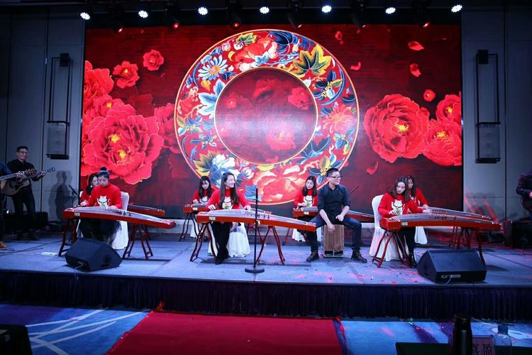 站在出道十年的重要节点上,铃木富美奈对未来充满了期待与憧憬,她表示,将继续秉持初心,不断探索音乐的无限可能,无论是尝试新的音乐风格,还是挑战更高难度的音乐作品,她都将全力以赴,为听众带来更多惊喜与感动,她也希望能够通过自己的努力,为乐坛注入更多正能量与活力,推动音乐事业的繁荣发展。