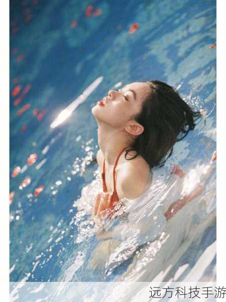 女星勇敢突破界限,携母共赴艺术之旅,泳池裸体写真背后的温情与力量