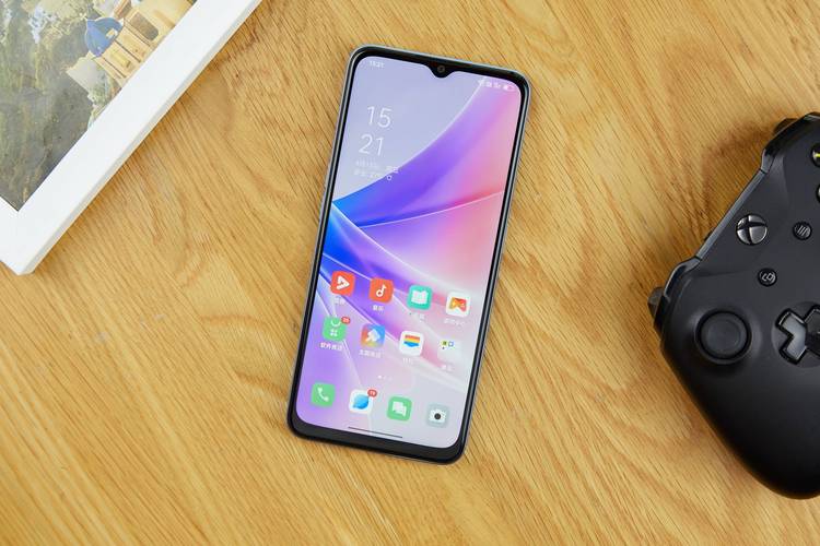 OPPO A2m配备了一块6.56英寸的90Hz高刷高亮屏,屏幕亮度可以达到720尼特,支持全天候AI智能护眼功能,高刷新率屏幕不仅让画面更加流畅细腻,还减少了视觉疲劳,非常适合日常的娱乐和工作需求,屏幕还支持广色域显示,色彩丰富且准确,无论是看电影、玩游戏还是浏览图片,都能为用户带来身临其境的视觉享受。