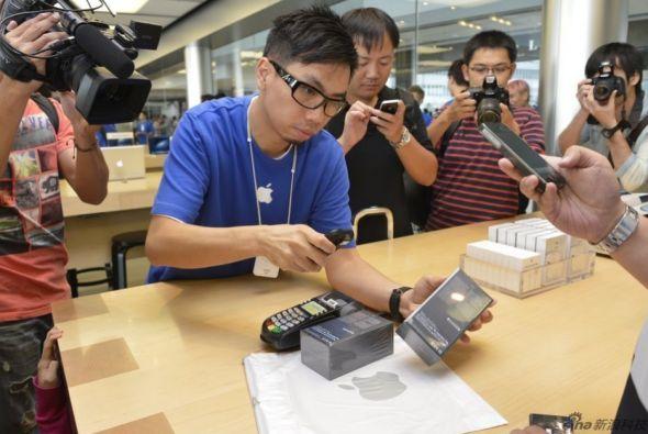 自促销活动开展以来,武汉齐购生活苹果iPhone5港版的销量持续攀升,受到了广大消费者的热烈追捧,许多消费者表示,这款经典手机不仅性能卓越、设计时尚,而且价格实惠、服务周到,是性价比极高的选择,商家提供的分期付款政策也大大降低了消费者的购买门槛,让更多人能够轻松拥有这款心仪已久的手机。