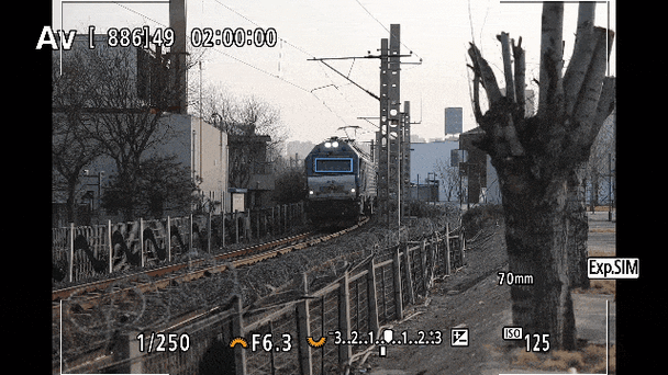 在拍照方面,索爱T707内置了一颗320万像素的CMOS摄像头,支持数码变焦功能,最大可达3.2倍,虽然不支持自动对焦和闪光灯,但在当时已经能够满足用户的基本拍照需求,摄像头支持有声视频拍摄,用户可以轻松记录生活中的美好瞬间。