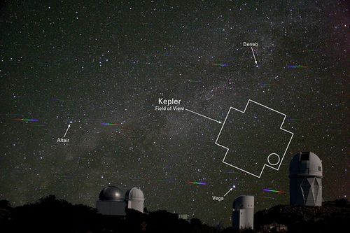 在探索星之峰的过程中,我们还可以注意以下几点:一是随时注意角色的生命值和魔法值,及时使用药品进行恢复;二是收集沿途的各种道具和装备,提升角色的能力;三是与其他角色进行互动,可能会获得额外的任务和奖励。