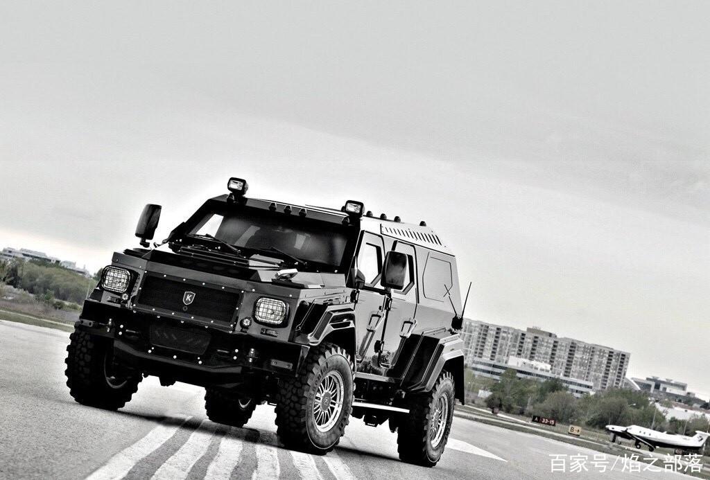 作为一款具备防弹防爆能力的SUV,KNIGHT XV的安全性能自然不容小觑,车身采用了高强度防弹钢板和玻璃,车窗和风挡更是采用了64毫米厚的防弹透明材料,能够抵挡北约制式射速820米/秒、口径为7.62x51毫米的硬钢核子弹的攻击,并可抵御15公斤TNT炸药等级的攻击,车辆底盘亦能承受手榴弹爆炸突击,为驾乘者提供了全方位的保护,KNIGHT XV还配备了多项主动安全配置,如ABS防抱死系统、ESP车身稳定系统等,进一步提升了其安全性能。