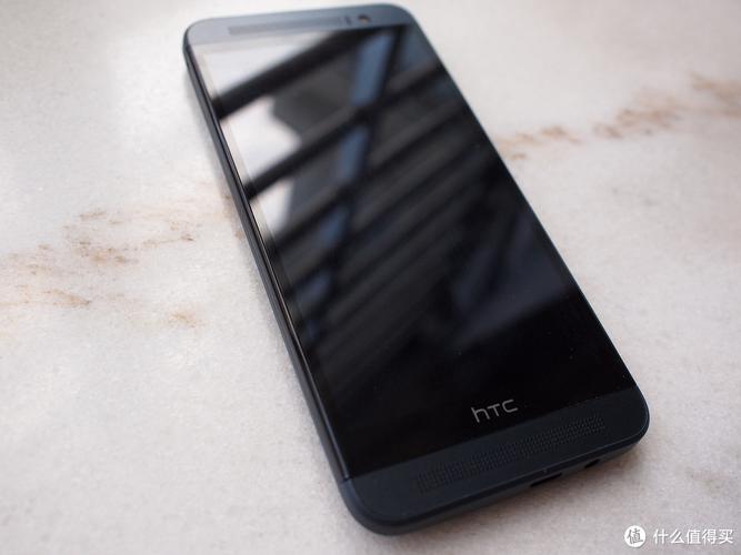 除了视觉上的享受外,HTC One E8时尚版在音质方面同样表现出色,这款手机配备了高品质的扬声器,无论是播放音乐还是观看视频都能带来震撼的音效体验,在高清图片的放大下,我们可以清晰地看到扬声器孔的设计布局和排列方式,这些设计都旨在提升声音的扩散效果和清晰度,扬声器周围的装饰元素也进一步提升了手机的整体美感。