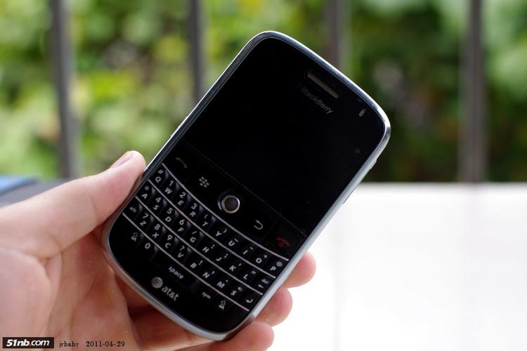 黑莓Bold 9000延续了黑莓手机一贯的全键盘设计,这也是其最大的亮点之一,全键盘不仅保证了输入的速度和准确性,还为用户提供了更加舒适的打字体验,Bold 9000的每个按键都有足够大的面积,按键手感出色,即使在长时间打字的情况下也不易感到疲劳,键盘布局合理,功能键简洁明了,接听、挂机、菜单、返回等常用功能键一应俱全,大大降低了用户的学习成本。