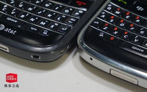 在Bold 9000的全键盘上方,还配备了一个白色的发光圆形小球——轨迹球,这个轨迹球可以替代传统的导航键或摇杆,用户只需用大拇指轻轻滑动,即可实现四向操控,轨迹球的灵敏性非常不错,用户可以在菜单中自行调节其灵敏度,以满足不同的使用需求,轨迹球还具备解压功能,用户在紧张的工作之余,可以通过滑动轨迹球来放松心情。